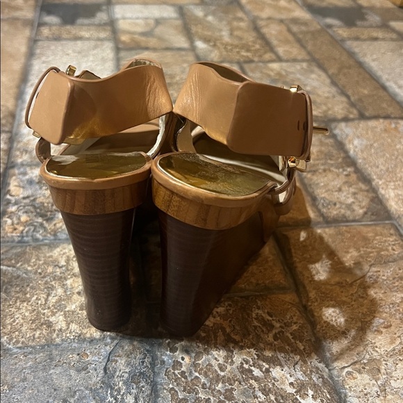 MICHAEL Michael Kors Tan Wooden Platform Wedge Gold Buckle 7.5 - Picture 5 of 11